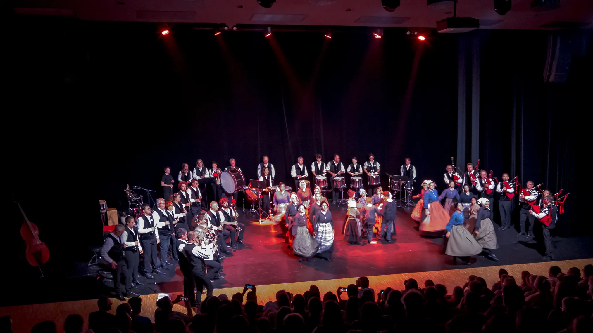 Danseurs du Cercle Celtique en costume traditionnel breton