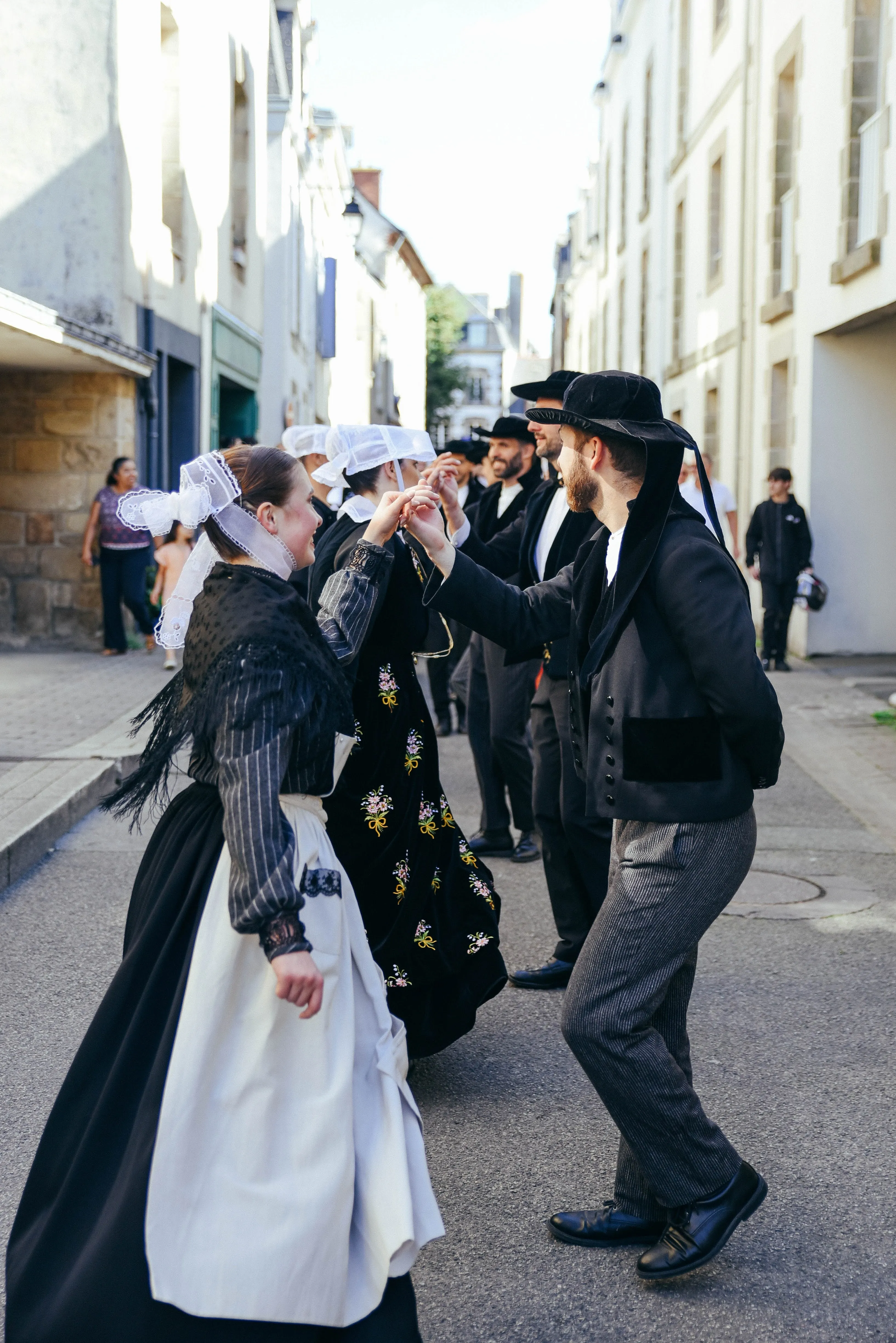Danseurs bretons en costume traditionnel